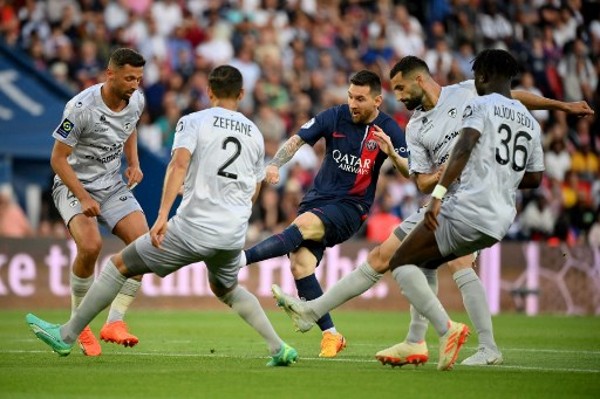 火箭末节爆发连扳三分险胜国王